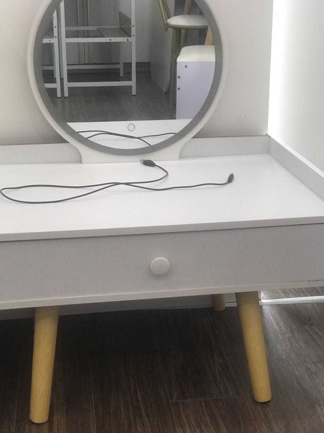 Bàn gút gút, trộm vía gương về đến nơi không vỡ. Vẫn bật Led vô tư. Ngang 60 để cái lap cũng vừa để làm việc. OK