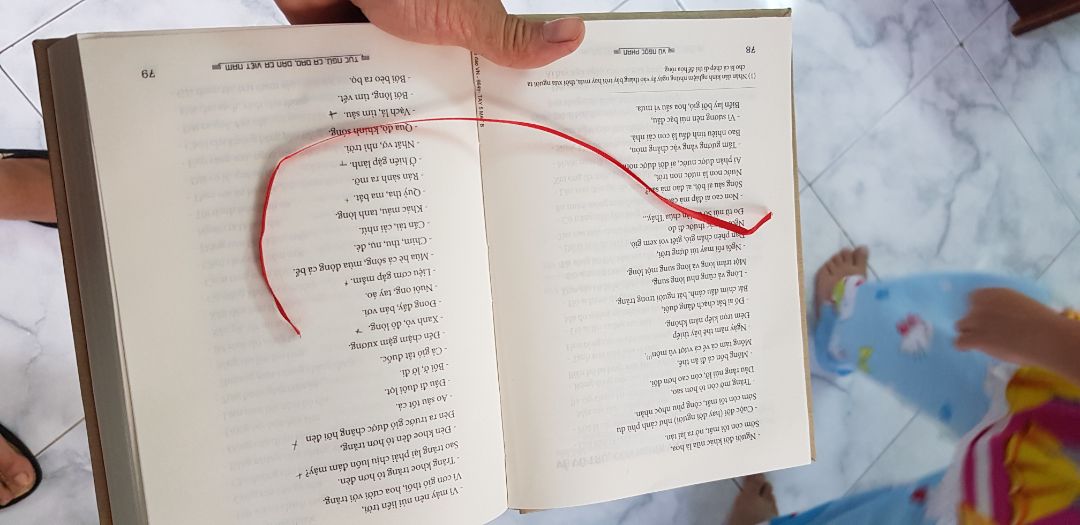 mục lục còn bị sai nữa , sách giả à???? dây chặn sách cầm tới là rớt ra luôn. Tôi muốn trả hàng, hoàn tiền.