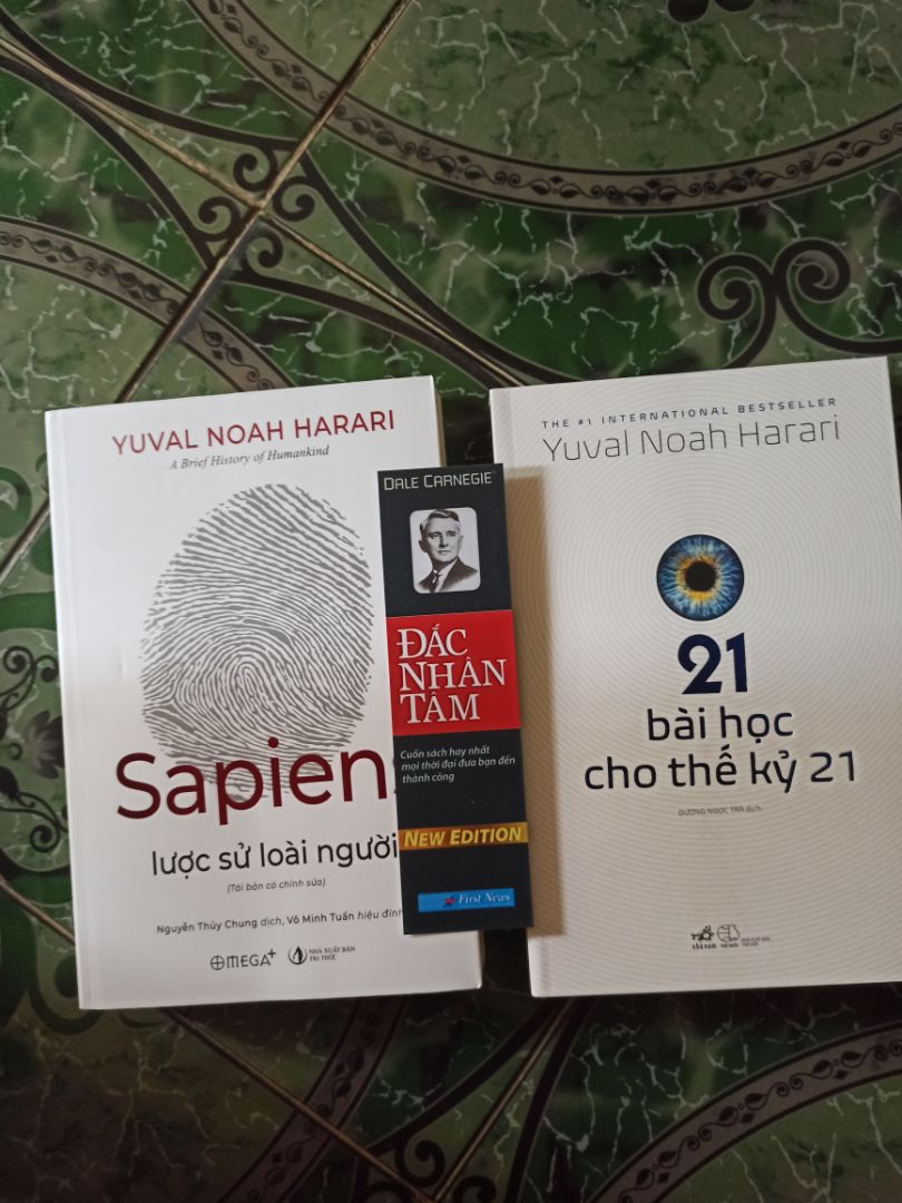 Hình thức sách khá đẹp, rất mới. Mình mua combo 2 quyển này thấy nhà bán có để tặng kèm Bookmark Greenlife gì đấy nhưng về thì thấy bookmark của Đắc Nhân Tâm :)))). Hơi thất vọng tý. Nhưng mà không quan trọng bằng nhân vật chính nên mình cho 3 sao để shop rút kinh nghiệm