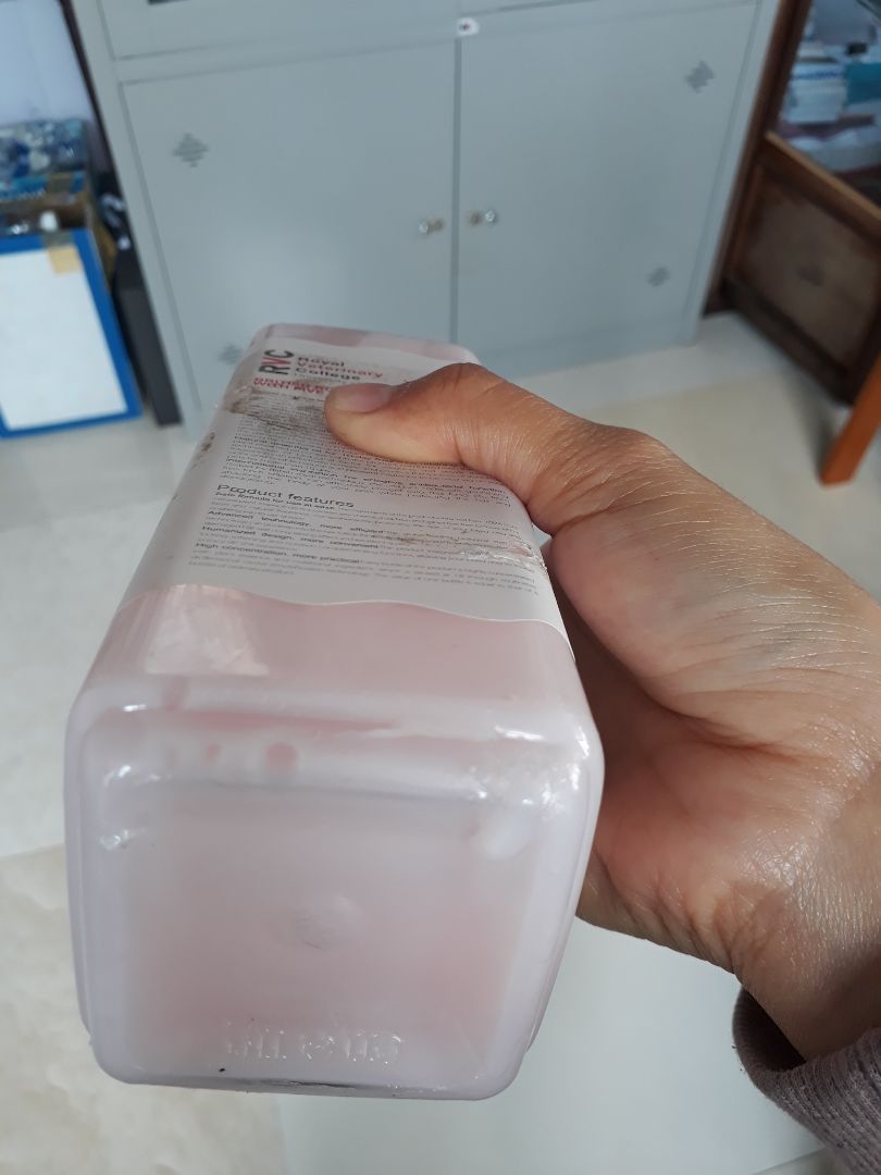 Sữa tắm nhận được bị thủng đáy, tràn ra ngoài. Gọi điện cho nhân viên giao thì k nói là không chịu trách nhiệm. Gửi *** cho tiki thì không trả lời. Dịch vụ quá tệ, hàng mở ra ngay mà còn k đổi trả được. Mua hàng tiki đã hơn 6 năm nay, đây là lần đầu tiên thất vọng như vậy.