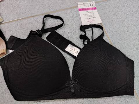 Cúp cứng. Size tư vấn trên app ko đúng.
Còn tem nhãn đầy đủ mà ko cho trả, cũng ko cho đổi qua loại khác.