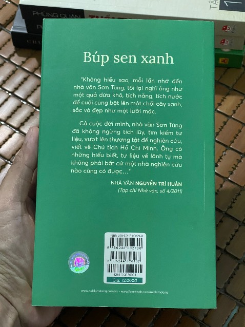 Tác phẩm Búp sen xanh - Sơn Tùng. Tác phẩm viết về thời thơ ấu, thời niên thiếu và quá trình mà Bác đã chuẩn bị để ra đi tìm đường cứu nước tại Bến Nhà Rồng. Thông qua tác phẩm chúng ta có thể hiểu thêm về bản thân Bác cũng như gia đình của Bác. Tác phẩm có tính xác thực cao do tác giả đã bỏ rất nhiều thời gian và công sức để tìm gặp những người thân có liên quan mật thiết đến Bác cũng như gia đình Bác. Một tác phẩm tràn đầy cảm xúc.