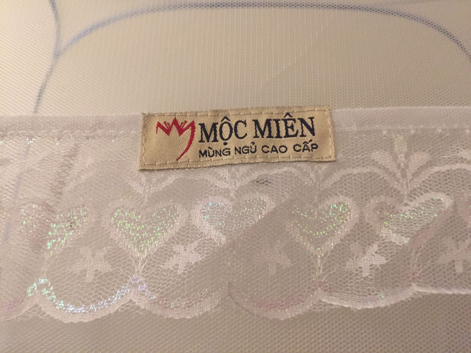 Màn cứng cáp. May cẩn thận. Khoá kéo chắc chắn. Hơi phân vân khi đặt mua vì đắt hơn nhiều loại trc đây đã từng mua. Mình mua loại 160x200, giá cả ship là 612k. Tuy nhiên chất lượng cũng tương xứng với giá tiền, đẹp hơn hẳn. Tiki giao hàng đúng thời hạn