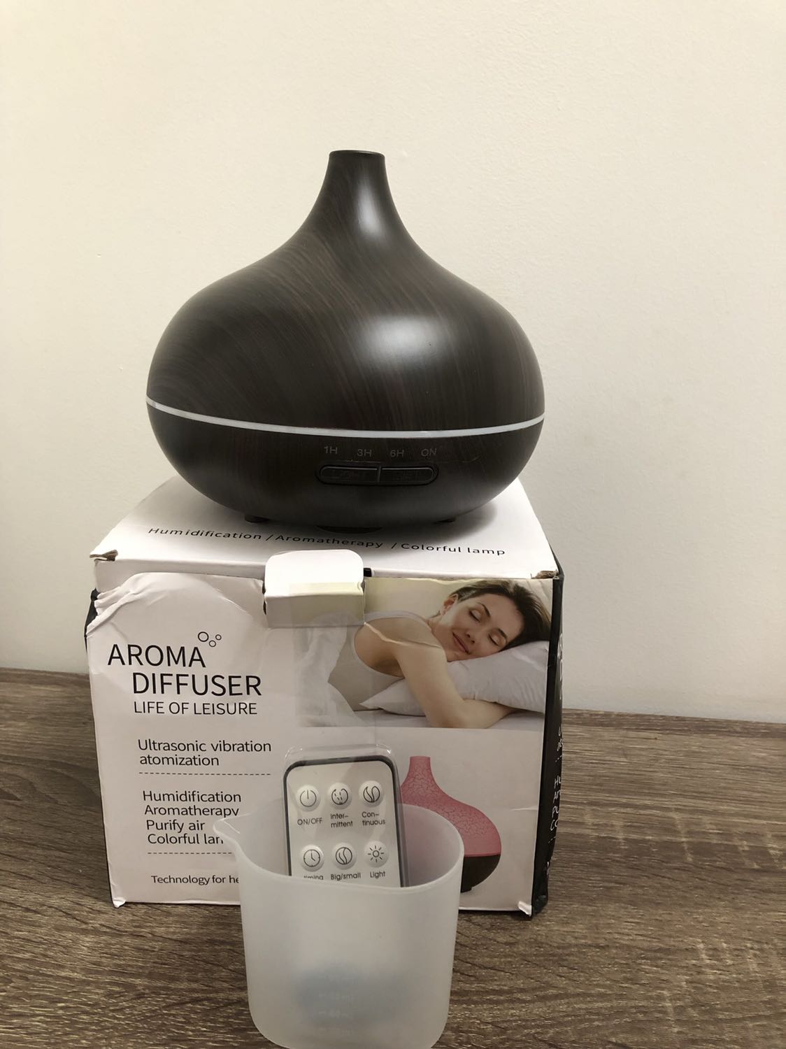 Mình mua giá sale là 249k (giá gốc 1,5tr), hàng trung quốc.
Ưu: Giao nhanh trong 3 ngày, giao đầy đủ thiết bị mô tả. Mẫu mã đẹp. Mức hoạt động phun ổn, đèn sáng ổn.
Khuyết:
- nhìn kĩ thì trên bề mặt sản phẩm nhiều chỗ bị xước
- Khi máy hoạt động thì có tiền ồn (không phải là tiếng nước róc rách) nghe khá rõ lúc phòng yên tĩnh, gây cảm giác khó chịu.
- Nước bị bắn ra ngoài lên bề mặt của máy nếu sử dụng lâu (mình đổ mức nước là 250 mL)
- Không có vạch max, min trong máy nên không biết cho lượng nước như nào 
Nói chung là nếu mua ở giá gốc 1,5tr thì quá mắc so với chất lượng