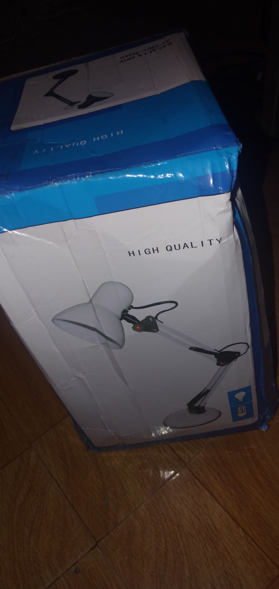 giao hàng gì mà vỏ hộp dập nát, đèn móp méo, làm với chả ăn vớ vẩn, ức chế, ko hài lòng, sau có bán thì chọn đối tác giao hàng cho cẩn thận không phải  thích thì quăng ném đâu, cẩn thận còn trả ăn ai, đừng để lỗi nhỏ làm ảnh hưởng đến uy tín, muốn làm ăn dài phải làm hài lòng khách.