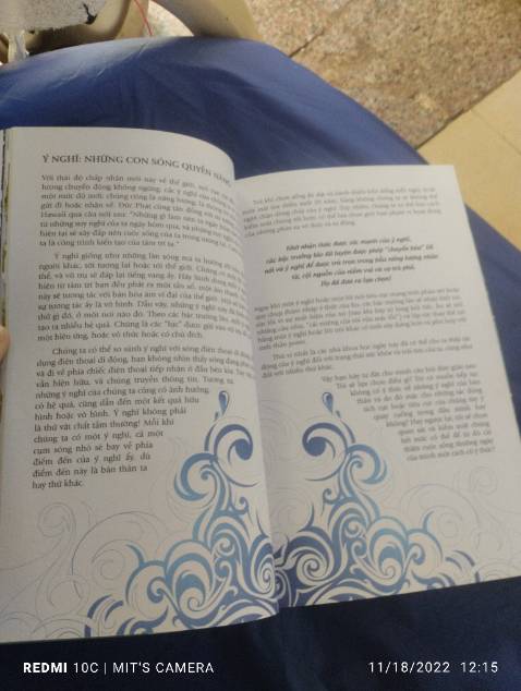 Cách trình bày màu mè đẹp mắt nhưng nội dung vô cùng nhạt nhẽo và cũ rích, góp nhặt lượm lặt từ những quyển sách self help khác. Đọc chưa đầy 15p đã hết cuốn sách vì đọc câu đầu đã đoán dc nội dung của cả đoạn. Đọc sách triết học hoặc tâm lý học Afred Adler xứng đáng hơn nhiều. Cực kỳ không khuyên quý vị nên mua.
