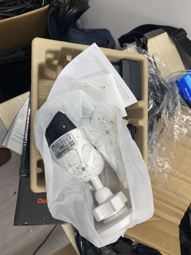 Mở hàng ra thì thấy chảy đầy keo trên camera. Chưa thể sử dụng. Không biết liên hệ đổi hàng như thế nào