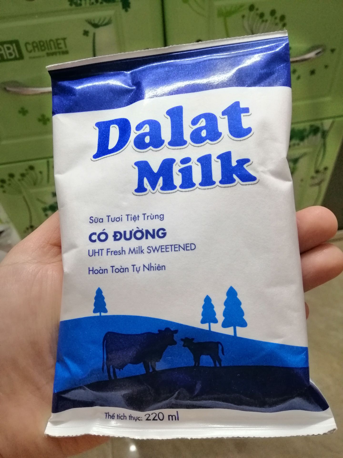 Sữa béo, thơm ngon, vị như sữa tươi thanh trùng nên bé nhà mình thích. Giao hàng nhanh, shipper thân thiện. Sẽ tiếp tục ủng hộ tiki trading.