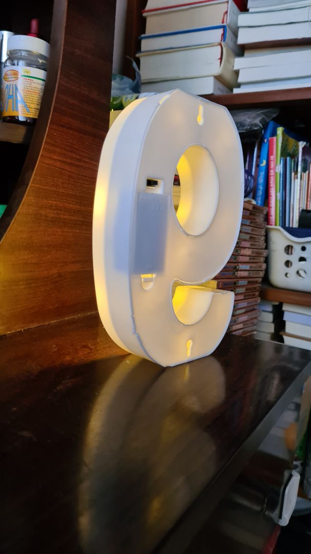 Dùng pin AA nên rất tiện, bề mặt thì sáng đẹp, tuy nhiên các viền phía sau bị bể, lõm lồi mấy chỗ, giống như là bị từ lúc sản xuất luôn rồi, vì bao nylon ko bị rách. Nếu chỉ để trang trí, chụp hình mặt trước thì Ok.