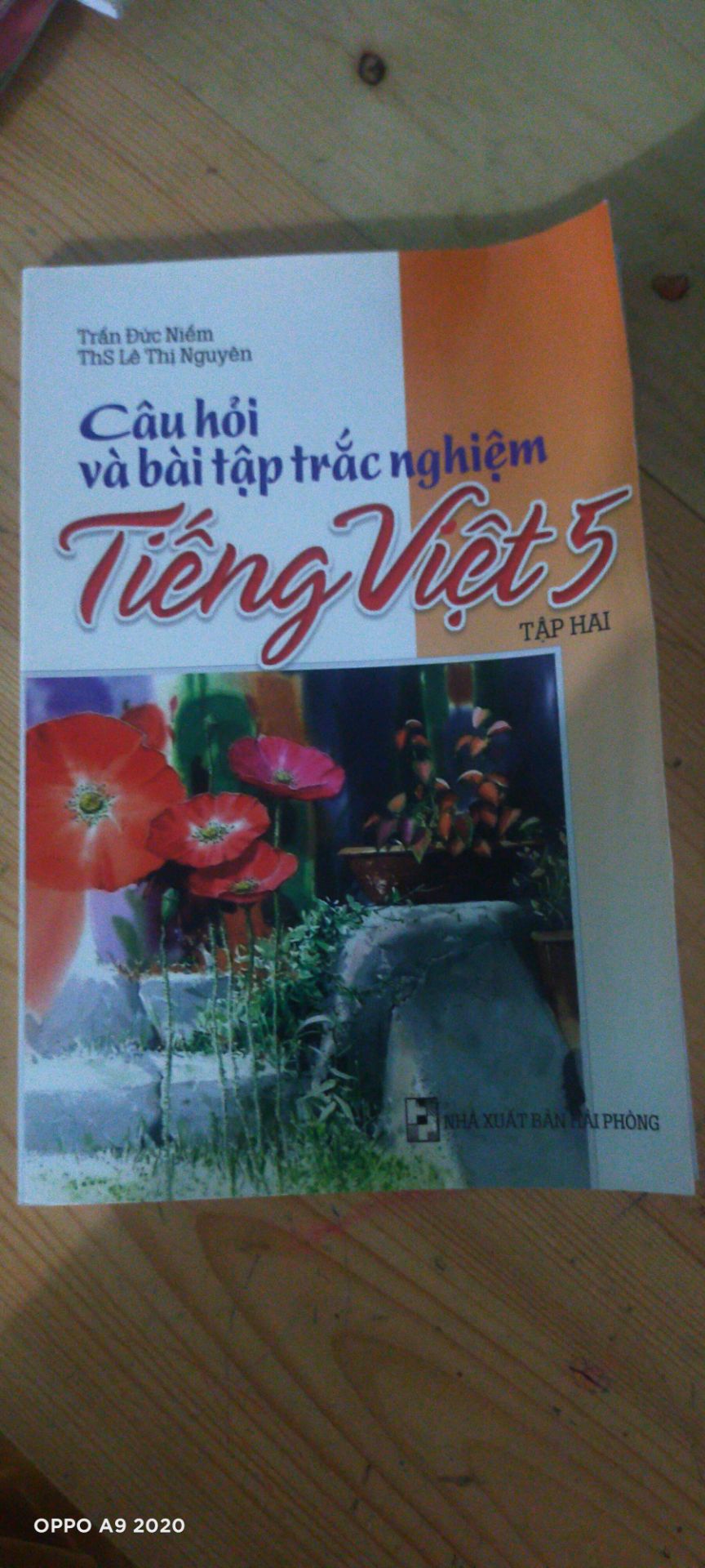 sách không được mới lắm nhưng sale 1k nên chấp nhận được Tiki giao hàng nhanh đóng gói cẩn thận