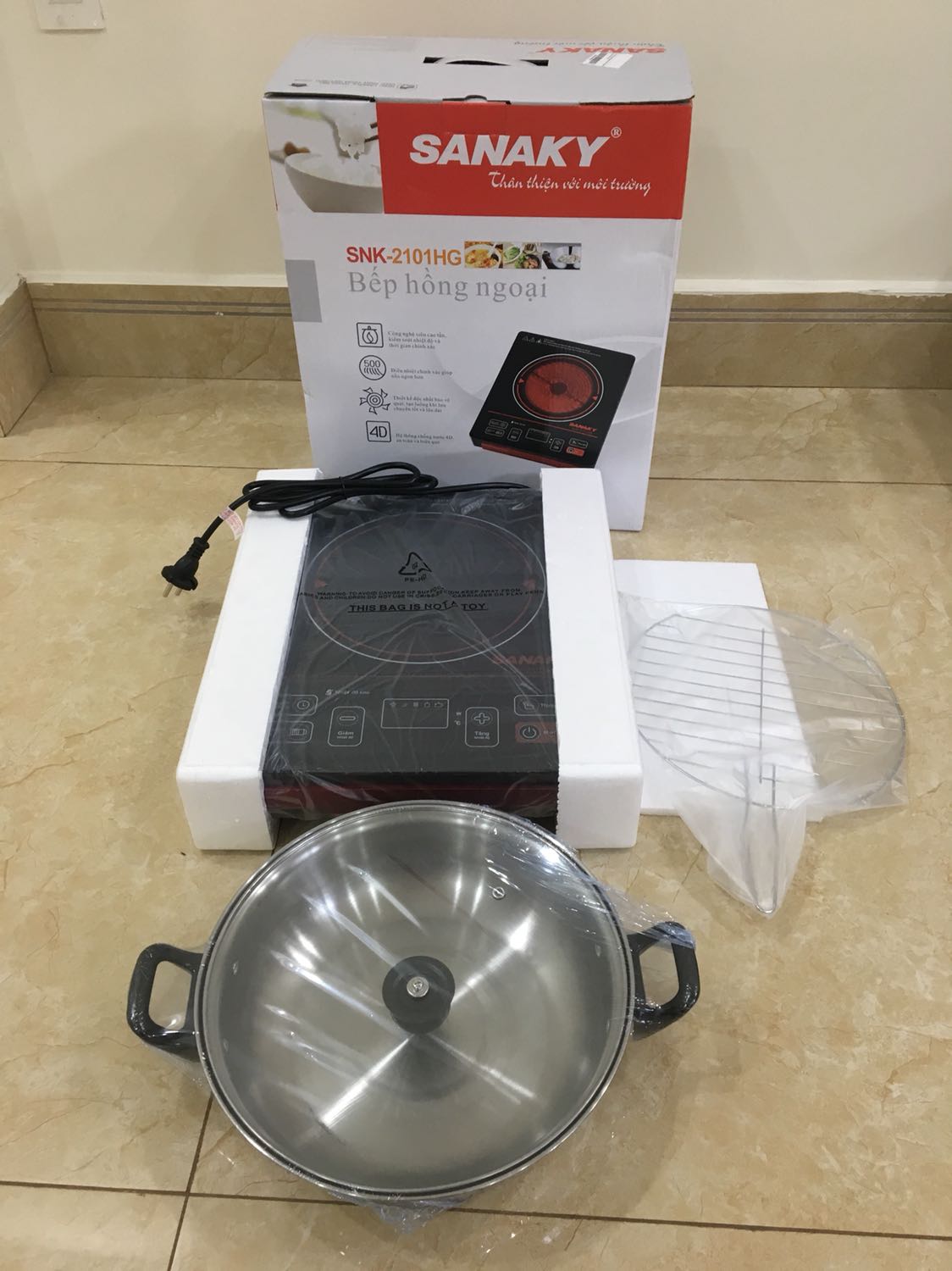 Giao hàng nha, freeship. Nhà mình 3 đời xài bếp sanaky dòng này rồi. Trước đây mua chắc cũng 3 4 cái gì rồi, giờ dọn ra riêng nên mua thêm cái nữa. Nhiệt ổn, dễ sử dụng còn tặng kèm thêm nồi.