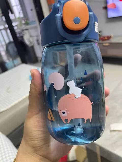 Bình xinh lắm, tay cầm chắc chắn, con mình rất thích