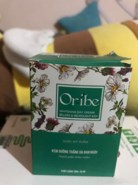 Vỏ hộp kem rất đẹp. Thích nhất chỗ bấm để lấy kem
Mình bôi thử một tí mà nhìn da sáng mịn như trang điểm vậy. Sịn xò quá 
Chắc sẽ nghiện em này mất thôi