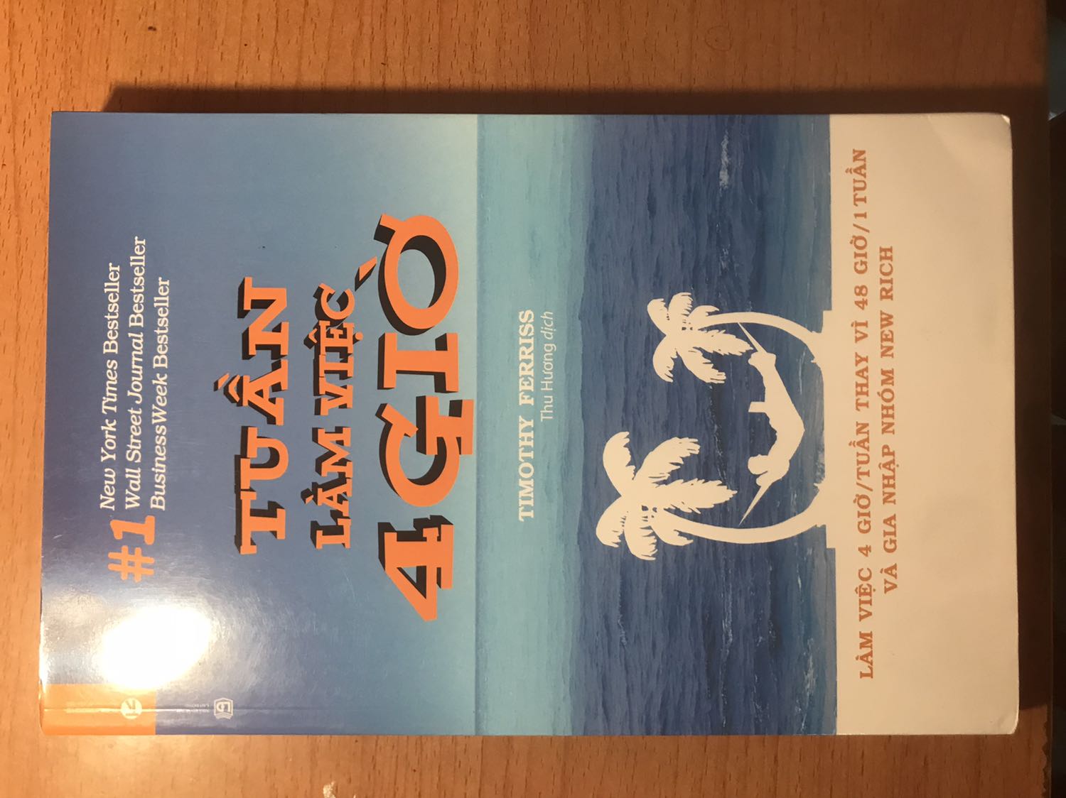 Mình mua quyển này theo gợi ý trên Youtube. Sách bự chà bá, nhìn như quyển giáo trình. Sợ. Mình thắc mắc tại sao nxb không làm quyển cỡ nhỏ như bình thường nhỉ? Mình đọc giáo trình ngán lắm rùi cầm quyển này muốn xỉu ngang. Mà sách cũ lắm nha. Nhìn giống như bị người ta đọc rồi. Còn bị bãy góc nữa. Khóc