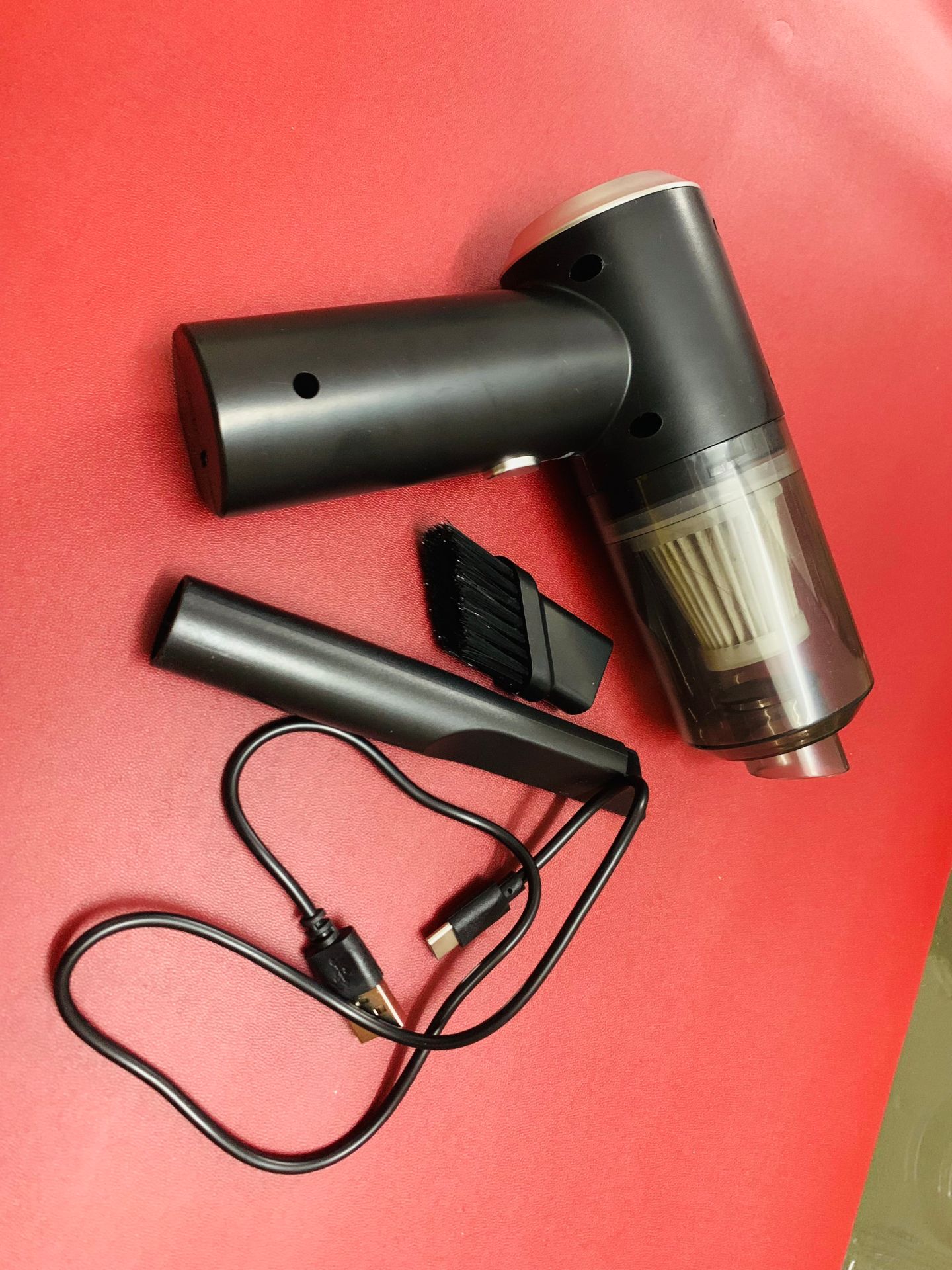 Máy gọn, đầm tay, luồn lách được nhiều ngõ ngách. Dùng một thời gian thấy ổn, lực hút mạnh. Ổn trong tầm giá.