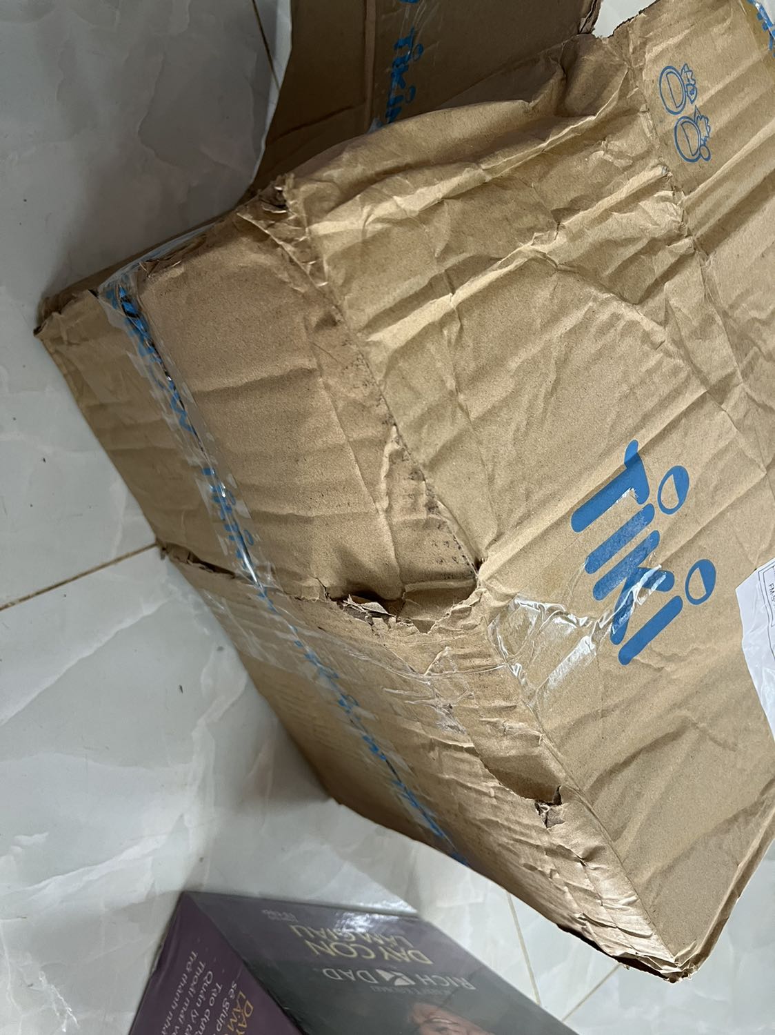 Đề nghị tiki nâng cấp thùng giấy đựng hàng

sách rất nặng và giá trị cao nhưng đựng thùng giấy ko tương xứng, thùng 1,2 lớp cực mỏng. thùng tới tay mình là nát lắm rồi, rách te tua, trời có mưa bên ngoài thùng ướt, mặc dù thùng đã rách nát nhưng bên trong sách chưa ướt, (có niêm phong nhưng seal cũng rách xíu lỡ nước mưa mà vô thì phiền phức lắm luôn) 

còn về phần sách thì chiều ngang khá ngắn gây bất tiện cho việc đọc, như cỡ sách và chữ của cuốn nhân tố enzyme của thái hà books ok hơn nhiều, sách này bị ngắn bề ngang và chữ in ko rõ nét, ko mịn, hơi khó đọc nha. 

được cái mua sale 600k + giảm astra j đó còn 500