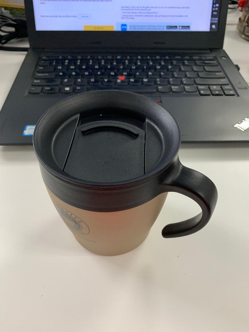 Với mức giá 99k thi chất lượng cốc có thể chấp nhận được. Giữ nhiệt ở mức tạm ổn, uống cafe đá nguyên buổn sáng vẫn ổn.
Cốc này nắp không kín nên không thể mang theo như mang bình nước giữ nhiệt vì sẽ đổ ra ngoài.
Tiện lợi khi dùng tại văn phòng