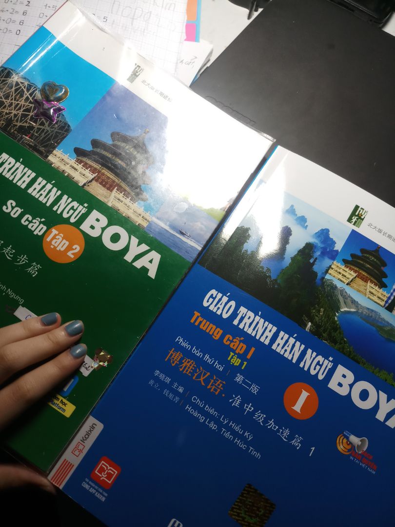 khá ưng, mà chữ dày quá nhìn hơi rối mắt, được cái quyển này ở dưới mỗi từ mlwis nó có cho ví dụ luôn. Bài tập được gộp luôn mà k tách ra như quyển sơ cấp. Bởi vì đây là quyển trung cấp nên dĩ nhiên là khó hơn quyển sơ cấp. Hơi buồn 1 cái là vì mua combo nên tiki nhét 2 quyển vào 1 túi bóng luôn, k được bọc bookcare :(