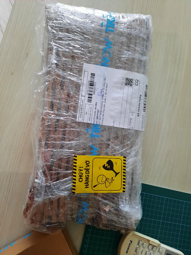 giao nhanh, đóng gói rất cẩn thận, tưởng gói hộp bự chứ ổ điện bình thường, thấy m.n cmt nói ổ bự cũng nghĩ k bự lắm, lúc khui ra hết hồn bự thiệt, cầm nặng tay luôn, ổ đẹp nhiều chỗ để cắm nhưng dây hơi ngắn