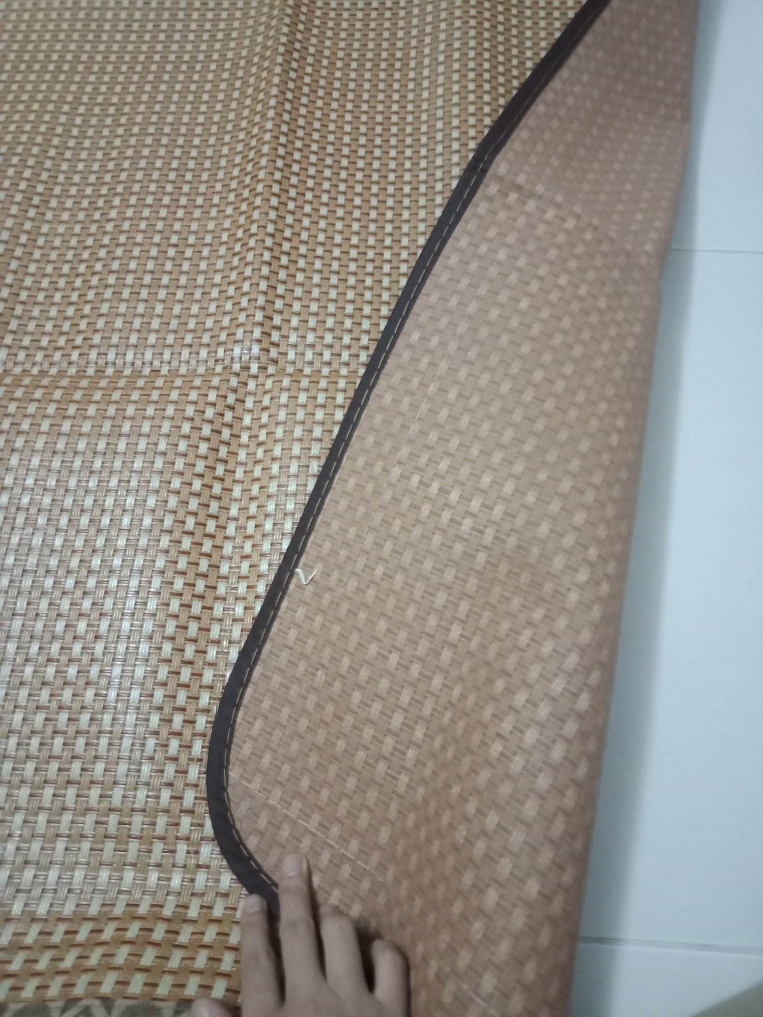 Mình đặt mua sản phẩm này vào 28/9, mới giao hôm nay 3/10. Shop check lại giùm vì chiếu này không có mặt lụa màu tím phía sau như hình quảng cáo. Viền chiếu không phải màu trơn mà lại có hoa văn không giống hình đăng tải. Khá thất vọng với món hàng được nhận