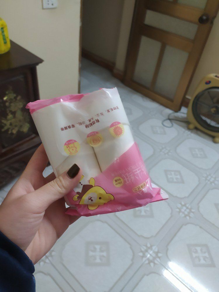 Màu hồng cây lăn dễ thương, mình dùng lõi dài lăn tương đối tốt và bám lông. Cả nhà nên mua dùng thử, rất cần thiết nếu nhà có nuôi pet.