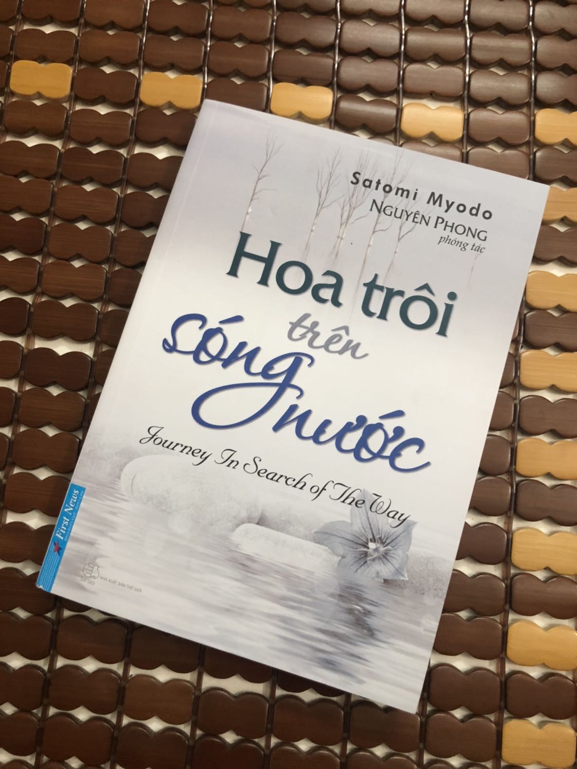 Chỉ có đọc sách Phật giáo là ít nhơi nhất, 1 cuốn xong 1 cuốn! Tuy nhớ ko nhiều nhưng những cung bậc cảm xúc trải nghiệm được trong lúc đọc đã là 1 thành quả rồi. Có còn hơn không!

Không hiểu sao mình đặc biệt thích cái mùi và cái màu của những cuốn sách chất lượng kiểu này, hơi hơi ngả vàng, không quá trắng toát, bóng bẩy và cứng cáp như những cuốn sách khác...