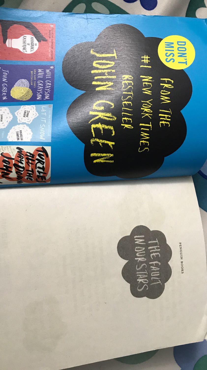 Chưa đọc nội dung. Nhưng sách nhìn cũ bà hơi có mùi của trang sách cũ. Bìa mỏng. Cái hình là chụp dưới đèn nên nhìn trang nó trắng hơn màu vốn có của nó.