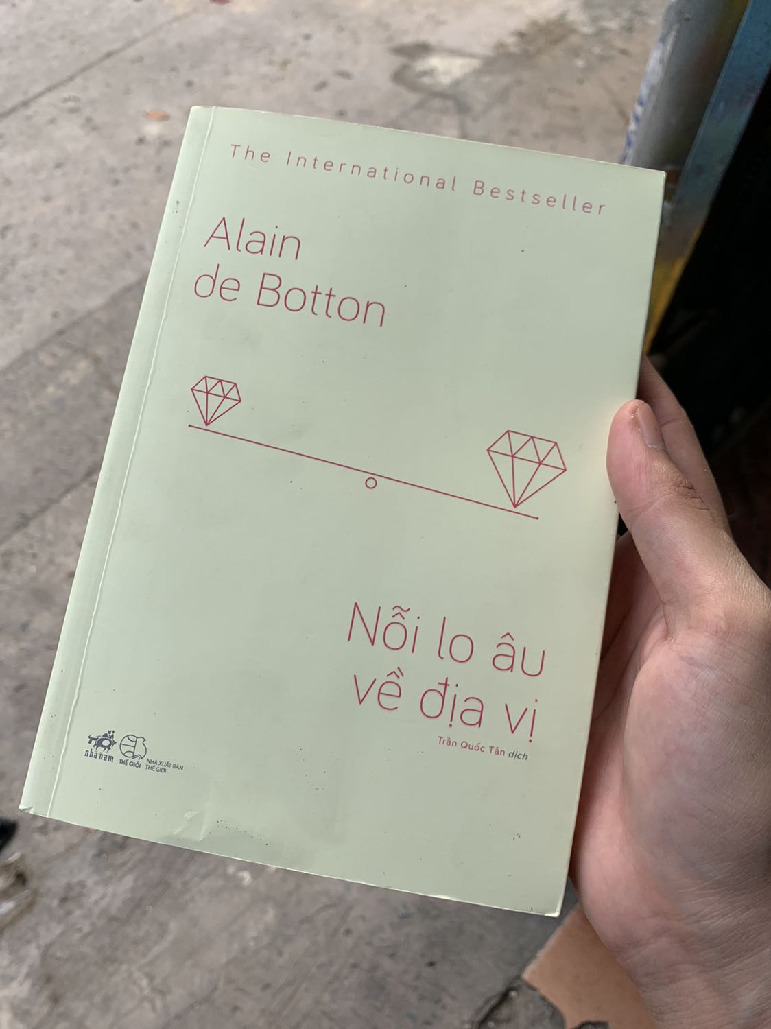 Mình mới mua, chưa đọc thử về nội dung. Còn về hình thức thì sách hơi cũ, nhưng cũng tạm chấp nhận được. Điểm cộng duy nhất là sách được giảm giá khá nhiều. Mình mới mua, chưa đọc thử về nội dung. Còn về hình thức thì sách hơi cũ, nhưng cũng tạm chấp nhận được. Điểm cộng duy nhất là sách được giảm giá khá nhiều.