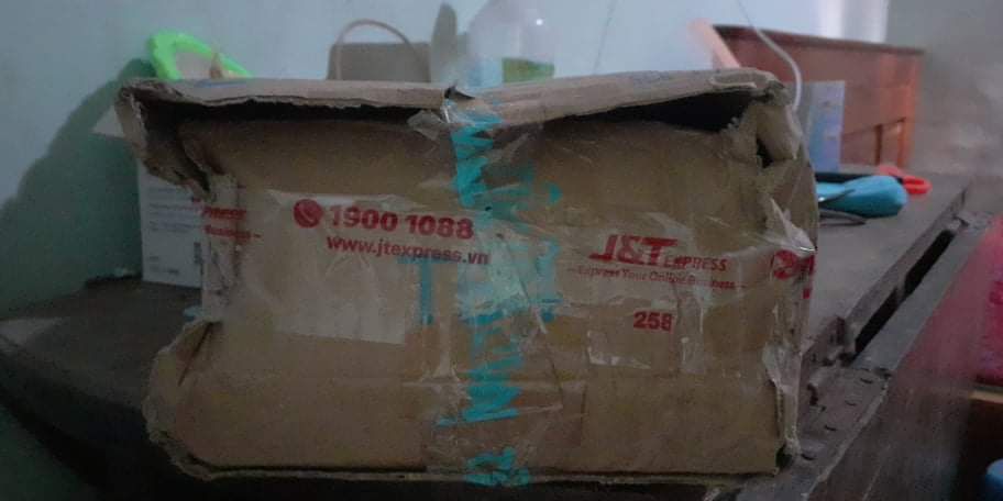 sách không có seal, sách bị xướt và móp vì cách gói hàng😖