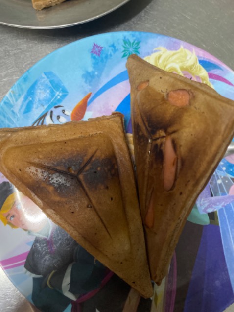 Nay nướng lần đầu, nóng quá nứt nhựa, nóng ko đều! Khét ngay giữa, ko tháo ra để vệ sinh được!