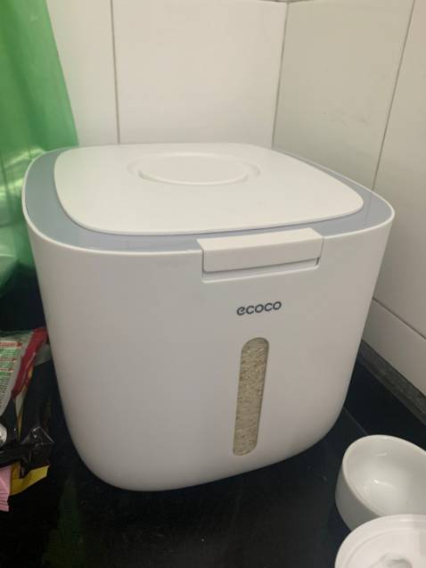 Cứ tưởng bé nhưng mà thùng to phết. Để đc 5 kg gạo. Thùng nhưa tốt. K bị hôi. Có cốc đi kèm đong gạo nữa. 5 sao nhé