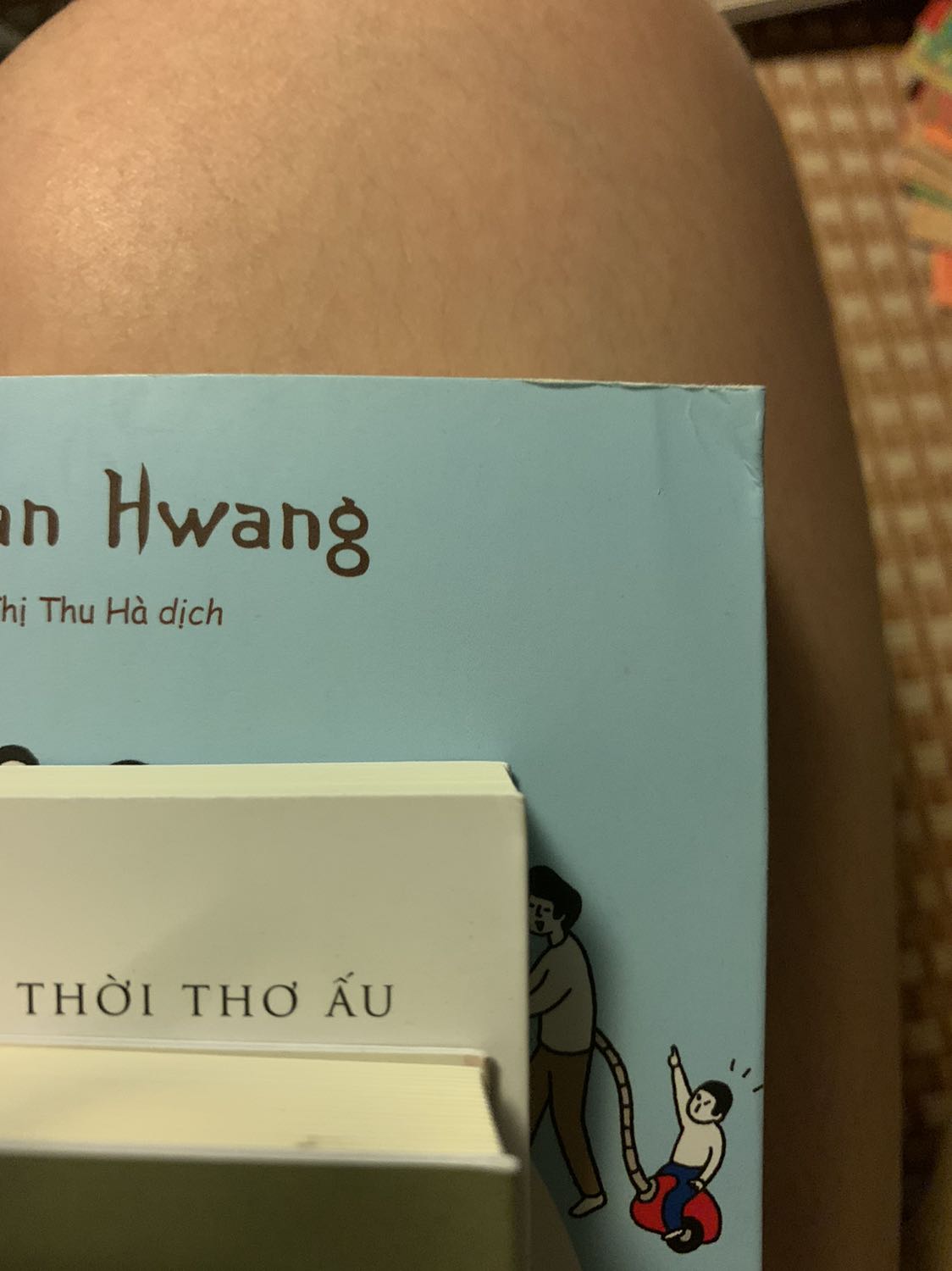 Cuốn sách Bố ơi cùng con lớn lên nhé hơi bị cong mép. Nhưng chất giấy ok.