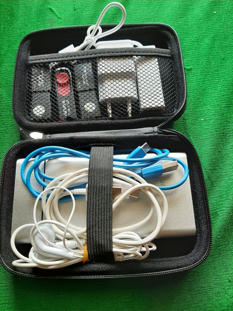 TiKi giao hàng nhanh, trước dự kiến 2 ngày. Hộp vỏ nhựa cứng, bên trong chứa được 1 cục sạc dự phòng và mấy món như trong hình. Với giá 50k thì đây là sản phẩm khá tiện dụng. Cảm ơn TiKi