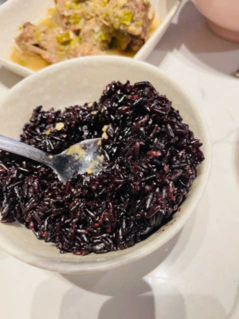 Giao hàng siêu tốc, thùng hàng hơi móp méo nhưng ko ảnh hưởng gì tới chất lượng, nấu gạo lứt mà chỉ mất 5-60’, mình có ngâm gạo 30’ trước khi nấu để ngon hơn. Mình cho ít nước hơn vạch chỉ dẫn trên nồi để ko bị nhão. Rất hài lòng về sp này