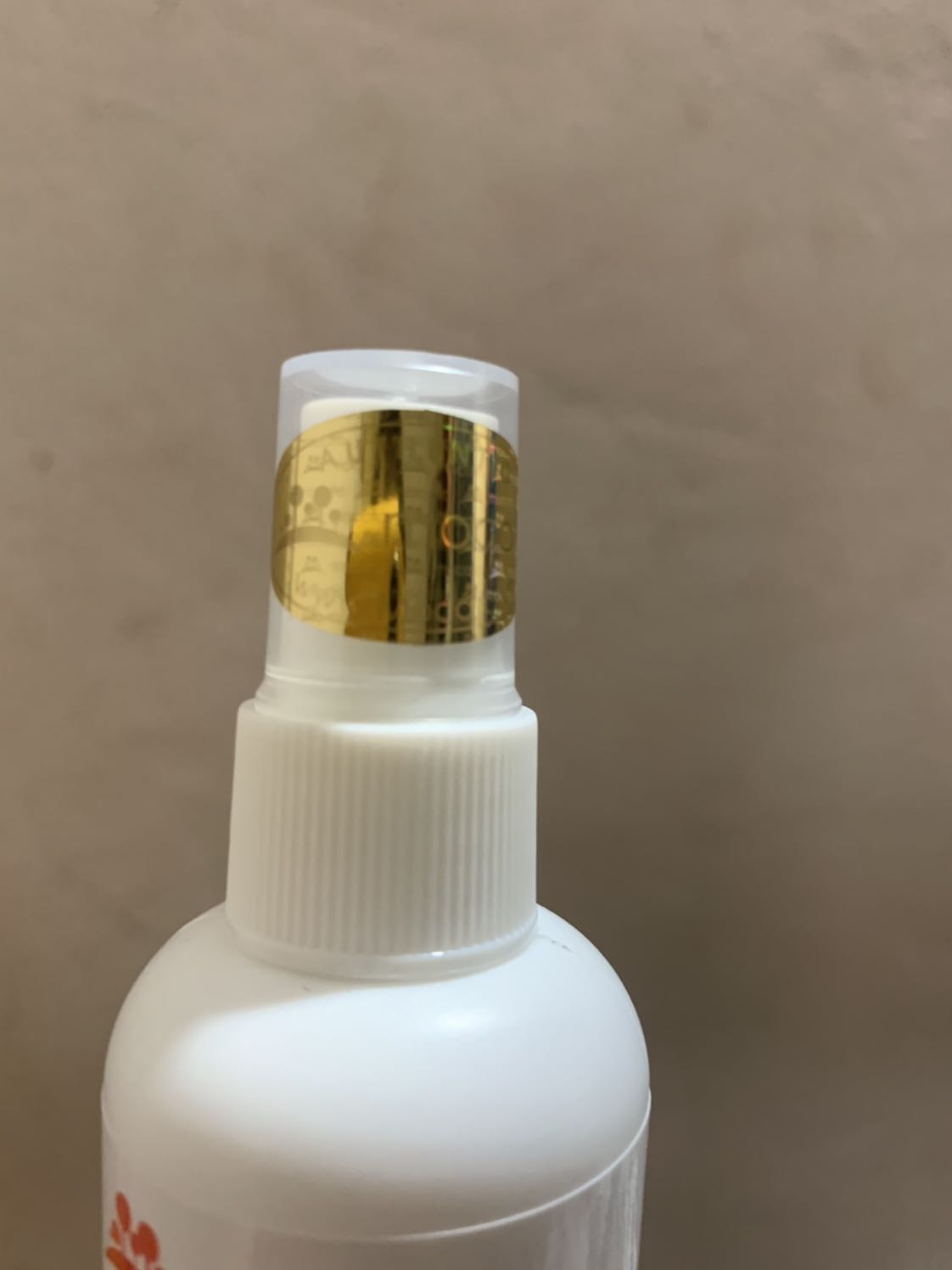 Sản phẩm có tem vàng, nơi sản xuất, hạn sử dụng đầy đủ nên yên tâm sử dụng. 
Nồng độ 75% alcol nên mùi cồn nồng dùng cjo mùa dịch sát khuẩn cực yên tâm
Dung dịch khử mùi khá tốt, không bị đọng mùi cồn lại. Sản phẩm tốt