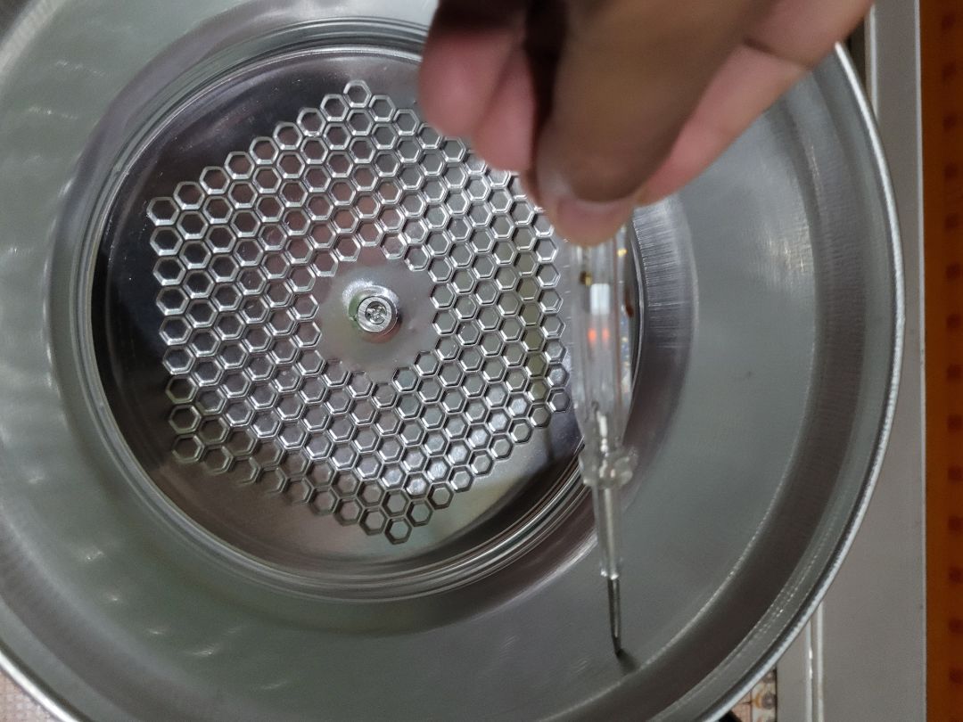 nồi nhìn đẹp, vỏ nồi sờ vào thấy rân rân nhẹ, tăng tăng nhẹ tay, lấy bút thử điện thấy có điện sáng ở bút thử. hỏi shop shop kêu bình thường? tiki làm trọng tài xem sao? nên xử lý thế nào tiki? vậy là bình thường hay bất thường, khách hàng hơi sợ điện giật quá? tiki hay hãng sản xuất giải thích nhé?