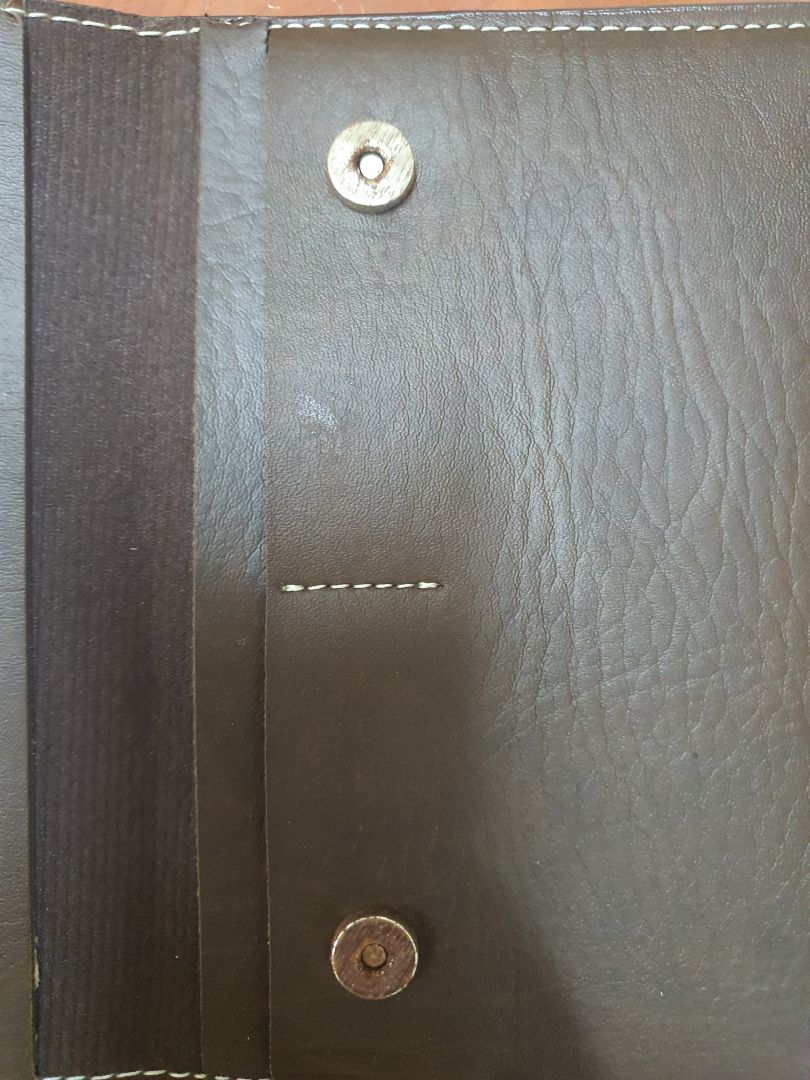 Chất lượng kém, nam châm không hít, bề mặt nam châm rỉ sét, đường may kém chất lượng. không nên mua.