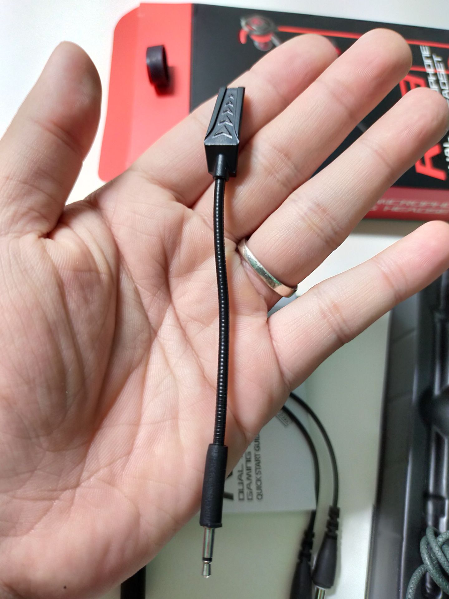 Ngoại hình khá đẹp, vỏ ngoài bằng nhựa hết, độ hoàn thiện khá tốt.
Nghe tiếng game ok mà nghe nhạc cũng hay ko kém, bass mạnh, bao phê.
Có jack tách 2 cho ai cần gắn PC, tuy nhiên thì dây khá ngắn nên phải mua dây nối thêm.