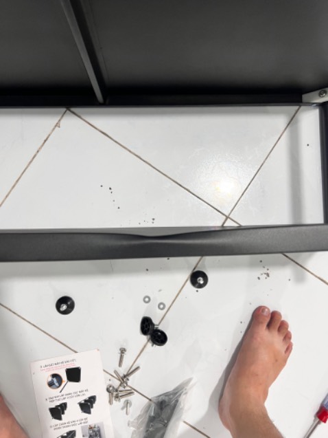 Kệ bị móp méo trong quá trình vận chuyển. Mình chỉ chụp 2 trong nhiều chỗ nặng.  Bị thiếu mất 1 con ốc làm khá khó chịu. Sao không cho dư thêm vài con cho chắc ăn. Về phần kệ thì cũng tạm, tiền nào của đó