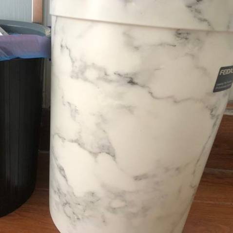 Thùng rác dáng trụ cao. Thiết kế mới lạ độc đáo, nhìn sang lắm. Màu sắc bắt mắt. Chất nhựa dày, cứng cáp. Để trong phòng nhưng nổi bật lắm. Có thêm đai nhựa giữ túi nilong để rác. Dung tích lớn, như nhà mình dùng trong ngày thoải mái luôn. Mua về đặt trong văn phòng các thứ cũng oke