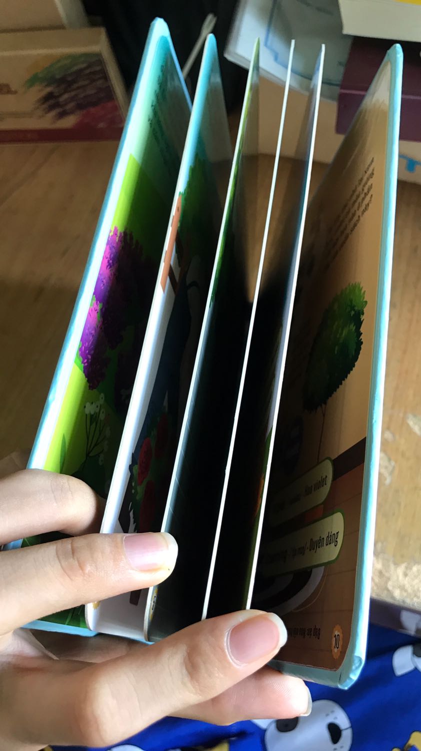 Sách rất cứng cáp, màu sắc đẹp và có nhiều mùi thơm, bé rất thích ngửi. Tuy nhiên số trang sách khá ít và nội dung trong từng bức tranh khá hạn hẹp nên ko khai thác được nhiều khía cạnh khi cho trẻ đọc