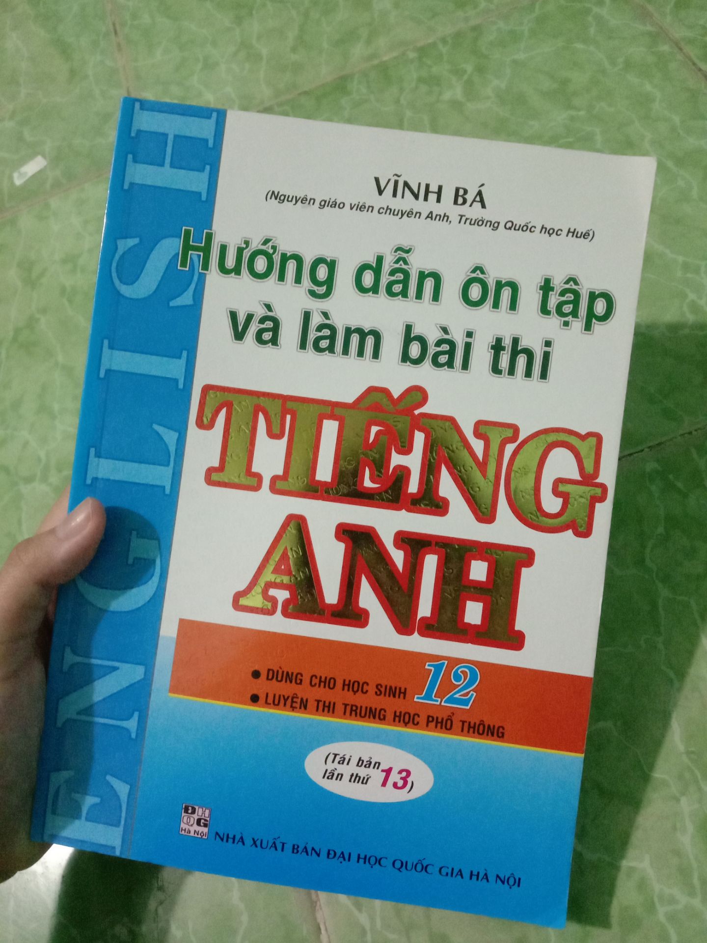 Cuốn sách này gồm 360 trang tất cả, khá dày, cỡ bằng 2 cuốn sgk Văn 9 ấy, dày dày cỡ đó :v dùng cho học sinh lớp 12 luyện thi trung học phổ thông, nhưng các bạn vẫn có thể làm để ôn tập thi chuyên Anh vào 10 rất tốt nhé. Đây là cuốn sách tổng hợp 15 dạng bài trong các đề thi tiếng Anh. Sau mỗi phần sẽ có key để các bạn check bài làm của mình. Các câu hỏi có trình độ trải từ B1 đến C1 và C2, nội dung khá đa dạng và dễ choáng :)))

Điểm mạnh:
- Kiến thức đa dạng, giúp luyện tập tốt các dạng hay ra trong đề
- Khối lượng bài lớn luyện kĩ năng làm bài nhanh nhưng vẫn cẩn thận

Điểm yếu:
- Nhiều cấu trúc lặp lại dễ gây nhàm chán
- Một số câu trong key có thể chưa chuẩn/không đạt điểm tối đa khi thi :<

Nhưng nhìn chung vẫn ổn nhé mọi ngừiiii. Giao sách thì không có bookcare nhưng không rách, móp, sứt mẻ gì cả.