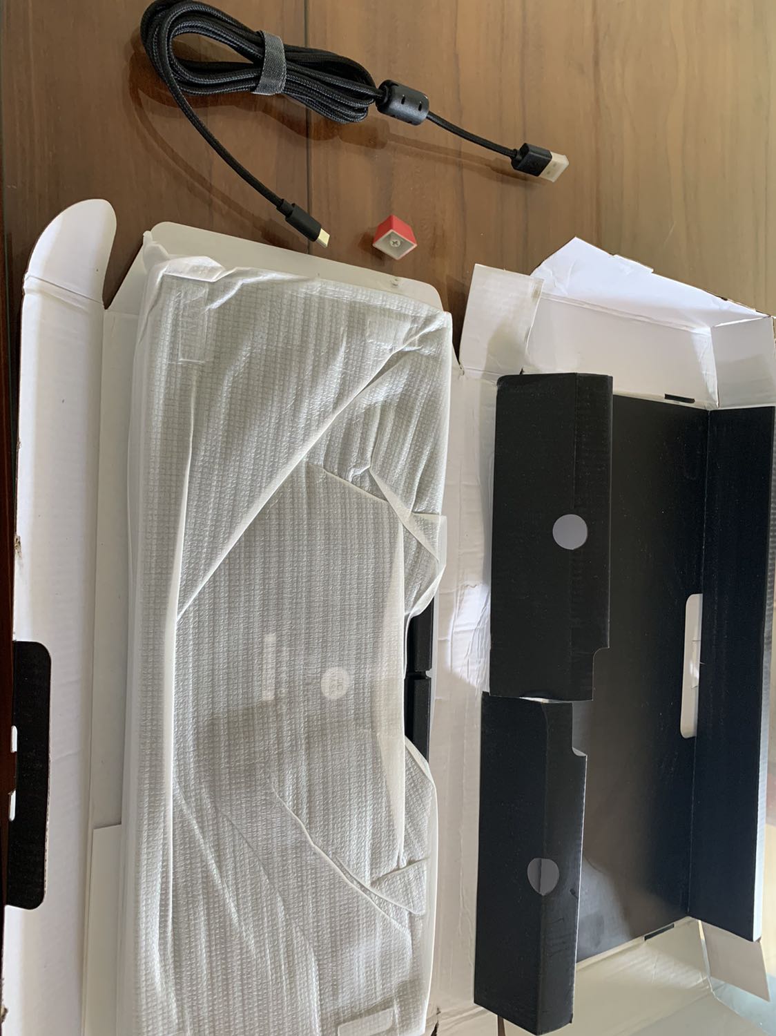 Sản phẩm đẹp, rất phù hợp giá tiền, tuy nhiên khi vận chuyển vẫn còn tình trạng méo hộp nhưng sản phẩm vẫn được bảo quản tốt. Shop nên bọc thêm một lớp chống sốc để khách hành thấy hài lòng hơn nhé, cho shop 4 sao 🥰