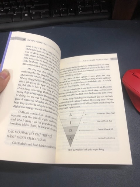 Nói thật là mình cũng đang khởi nghiệp, đang quản lý một team 4 bạn làm Marketing, vừa làm vừa học. Nhiều lúc những quyết định làm tiêu tốn nhiều nguồn lực mà k cho ra kết quả tốt, cũng nản thật sự. Bữa mua cuốn sách này cũng chỉ hy vọng tìm được một giải pháp gì đó. Nhưng cái mình nhận được nhiều hơn cả vậy. Cuốn sách giúp mình định hướng lại những gì mình đang làm và sẽ làm. Cũng như có những ưu tiên tốt hơn chứ không phải cái gì cũng làm hết. Tầm mấy ngày gần đây. Thấy tiến độ công việc có vẻ ổn hơn và đi theo chiều hướng tích cực hơn. Kinh nghiệm thực chiến của anh Phong phải công nhận là xịn, và mình có thể áp dụng triệt để (cũng tuỳ tình huống cụ thể, chứ mình không bê nguyên xi). Năm nay cũng gọi là cách mạng 4.0 5.0 rồi, dù hơi có tuổi xíu nhưng cũng phải học thêm về digital cho biết. Mà quản lý tụi nhỏ. Mình thấy cuốn sách này đáng mua và trải nghiệm. Biết đâu được năm nay hay chậm hơn là năm sau đạt được mục tiêu doanh số 10 tỷ đầu tiên.