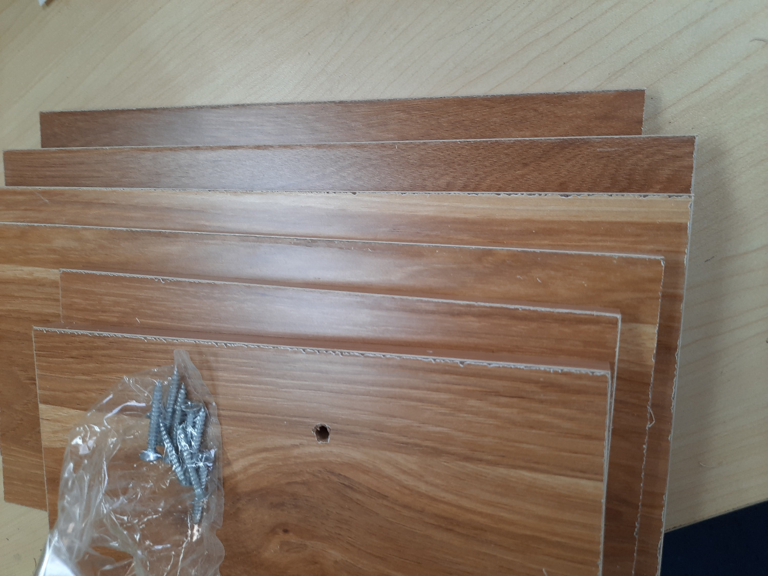 Sản phẩm nhận được có kích thước nhỏ hơn so với quảng cáo trên trang web của Tiki.
Cạnh ván gia công không được đẹp.