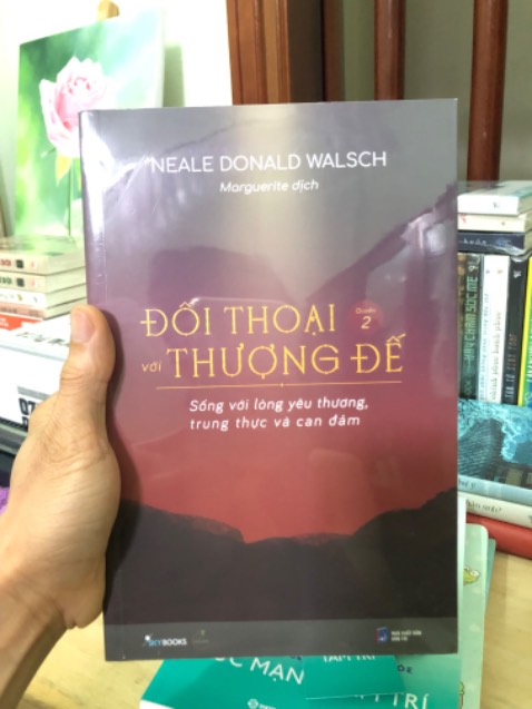 Mình mua Quyển 2 này sau khi đã đọc xong Quyển 1 do Nhã Nam phát hành. Về nội dung thì mình thấy Quyển 2 không hay bằng Quyển 1, cuốn này nói hơi nhiều về nước Mỹ, và cách xưng hô giữa tác giả với Thượng đế cũng khác so với Quyển 1 (Cái này do 2 người dịch khác nhau nên dễ hiểu, cá nhân mình thích cách xưng hô ở Quyển 1 hơn). Tuy vậy nhìn chung đây là một cuốn sách tương đối hay, giúp mình mở mang được nhiều vấn đề. Với mình đọc Quyển 1 thôi là quá okela rồi. Về vấn đề gói hàng giao hàng thì không vấn đề gì. Luôn tin tưởng Tiki 100%