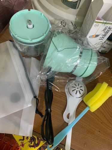 Shop chuẩn bị hàng nhanh. Tư vấn nhiệt tình. Được tăng thêm đồ. Máy xay nhỏ, gọn. Lưỡi dao rất bén, mình chùi đồ bị đụng nhẹ mà chảy máu luôn. Mình xay thử ít bầu và rau thấy máy chạy êm, xay nhanh. Do bé mình 7m r nên mình xay ko nhuyễn lắm. Trong vòng 20s là có rau cho bé rồi. Nên mua nha Mn