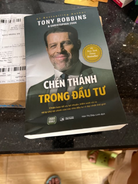 Sách bị cong và nát bìa. Lần đầu thấy ko hài lòng