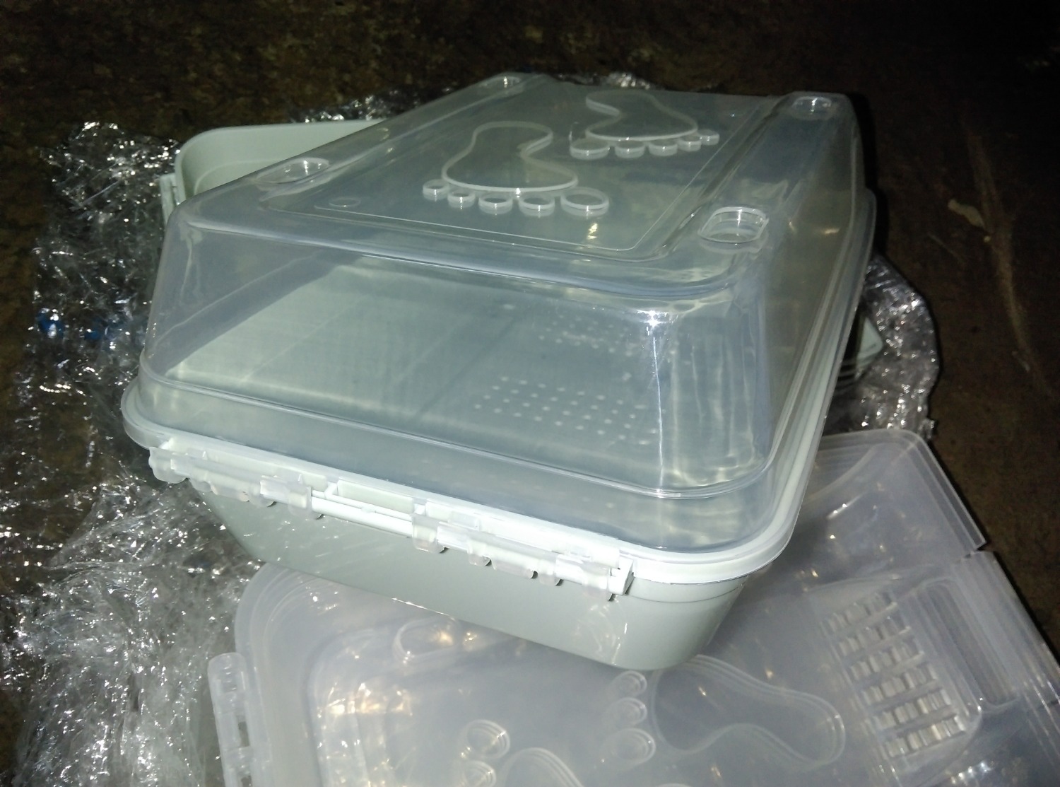 Tiki giao hàng nhanh hơn dự kiến. Đóng gói sản phẩm cẩn thận. Sản phẩm dày dặn, đựng giày thoải mái (trong hình là giày thể thao nữ size 38).
Khi lắp ráp hộp nếu tay hơi yếu thì khó lắp, vì khi ghép 2 phần (trên, dưới) với nhau cần tốn chút sức.