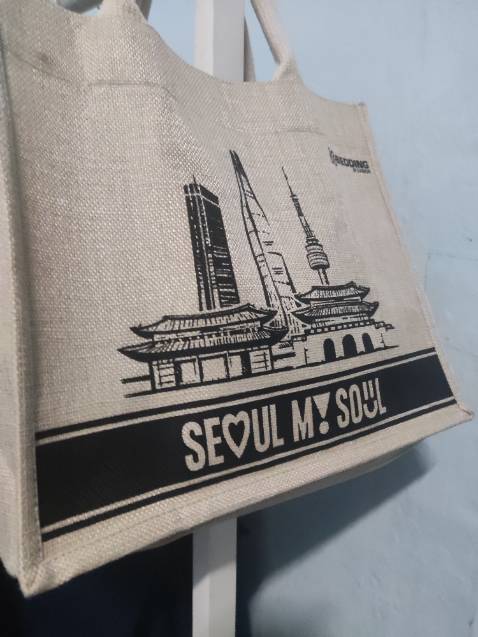 Mua  bộ ga mà shop giao cái túi đểu. Lỡ nhận rồi nên đành sài mất công trả hàng tội ship quay lại lấy